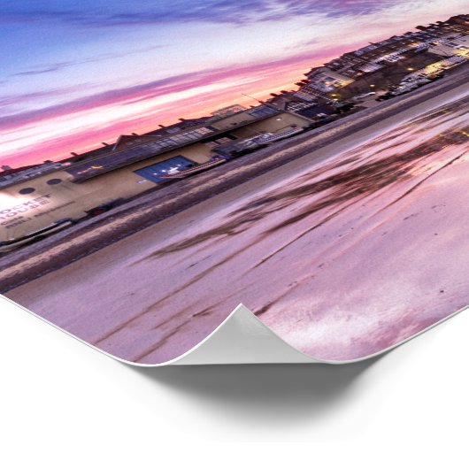 夕暮れ時にクロマーの町を反射するピンクの夕焼け ポスター (角)