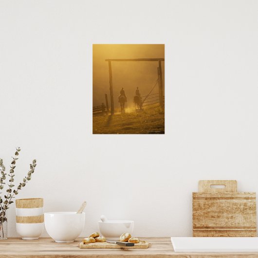 夕暮れ時にゲートを乗り越えるカウボーイズ ポスター (キッチン)