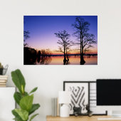 夕暮れ時にシルエットになった禿げたヒノキ。 ポスター (ホームオフィス)