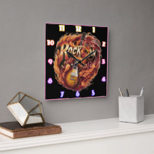 夕暮れ時にノートで炎の中のギター