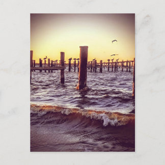 夕暮れ時にペリカンが湾を渡る ポストカード