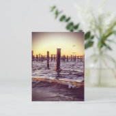 夕暮れ時にペリカンが湾を渡る ポストカード (スタンド正面)