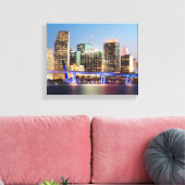 夕暮れ時にマイアミのダウンタウンの照らされたスカイライン キャンバスプリント (インサイチュ (リビング))