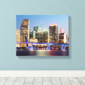 夕暮れ時にマイアミのダウンタウンの照らされたスカイライン キャンバスプリント (インサイチュ (ウッドフロア))