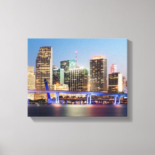 夕暮れ時にマイアミのダウンタウンの照らされたスカイライン キャンバスプリント (正面)