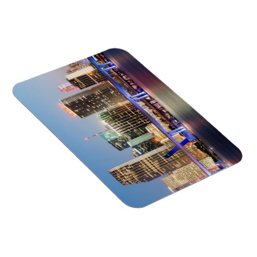 夕暮れ時にマイアミのダウンタウンの照らされたスカイライン マグネット (右側)