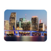 夕暮れ時にマイアミのダウンタウンの照らされたスカイライン マグネット (横)