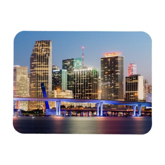 夕暮れ時にマイアミのダウンタウンの照らされたスカイライン マグネット (横)