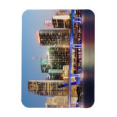 夕暮れ時にマイアミのダウンタウンの照らされたスカイライン マグネット (縦)