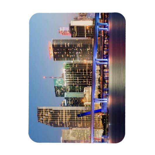 夕暮れ時にマイアミのダウンタウンの照らされたスカイライン マグネット (縦)