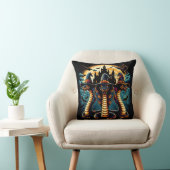 夕暮れ時に不気味な服装をしたハロウィーンのヘビ クッション (椅子)