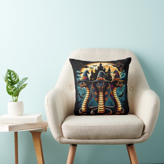 夕暮れ時に不気味な服装をしたハロウィーンのヘビ クッション (椅子)