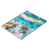 夕暮れ時に岩のビーチに波。空中海水浴場 ノートブック (左側)