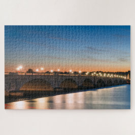 夕暮れ時に広い川に架かる道路橋 ジグソーパズル