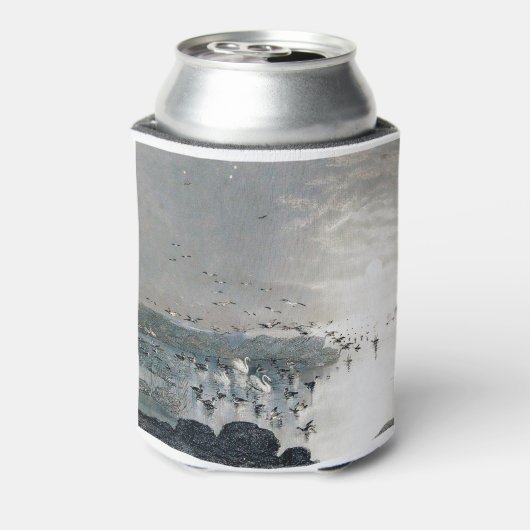 夕暮れ時に湖に浮かぶアヒルやマガードやスワン 缶クーラー (缶裏面)