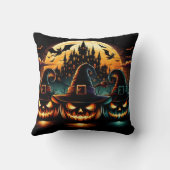 夕暮れ時に満月の下でハロウィーンのカボチャが輝く クッション (裏面)