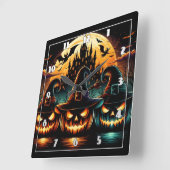 夕暮れ時に満月の下でハロウィーンのカボチャが輝く スクエア壁時計 (傾斜)