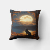 夕暮れ時に満月白熱［赤熱］光を放つの下で狼がハウリング クッション (裏面)