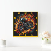 夕暮れ時に炎を上げるオートバイ スクエア壁時計 (ホーム)