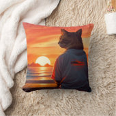 「夕暮れ時に考える猫：お洒落ビーチアート」 クッション (ブランケット)
