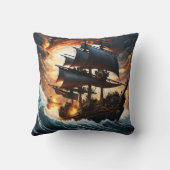 夕暮れ時に荒々しい海賊船に囲まれた嵐の海 クッション (裏面)