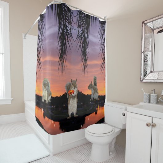 夕暮れ時のかわいいリス シャワーカーテン (インサイチュ)