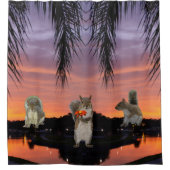 夕暮れ時のかわいいリス シャワーカーテン (正面)