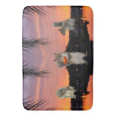 夕暮れ時のかわいいリス バスマット (正面縦)