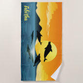 夕暮れ時のイルカのジャンプ ビーチタオル (正面)