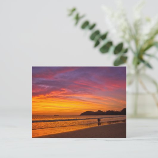 夕暮れ時のコスタリカのカップル ポストカード (スタンド正面)