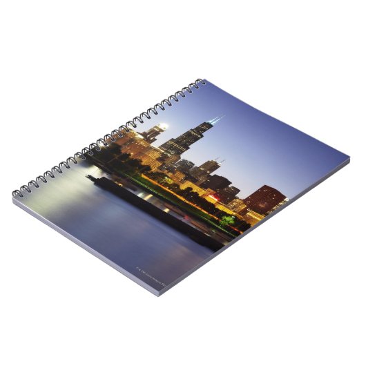 夕暮れ時のシカゴのダウンタウンのスカイライン ノートブック (左側)