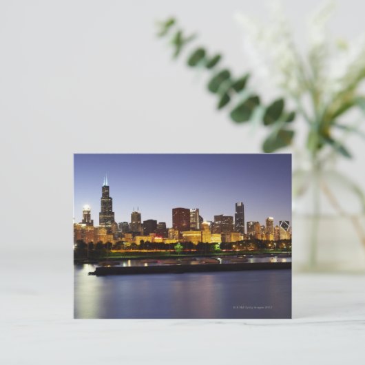 夕暮れ時のシカゴのダウンタウンのスカイライン ポストカード (スタンド正面)