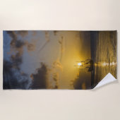 夕暮れ時のボート ビーチタオル (正面)