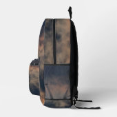 夕暮れ時の埃っぽい雲の写真 プリントバックパック (右)