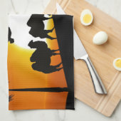 夕暮れ時の砂漠のラクダ キッチンタオル (四つ折り)
