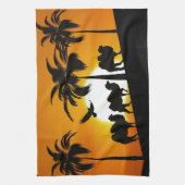 夕暮れ時の砂漠のラクダ キッチンタオル (縦)