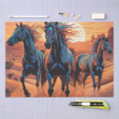 夕暮れ時の砂漠の野生の馬のトリオ 薄葉紙 (クラフト)