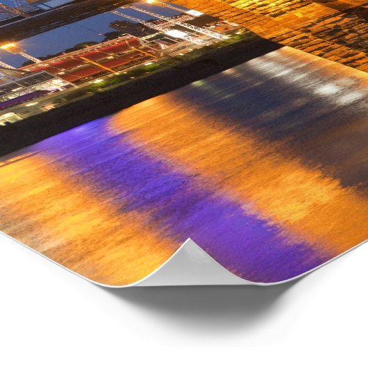 夕暮れ時の米国オハイオ州シンシナティのスカイライン ポスター (角)