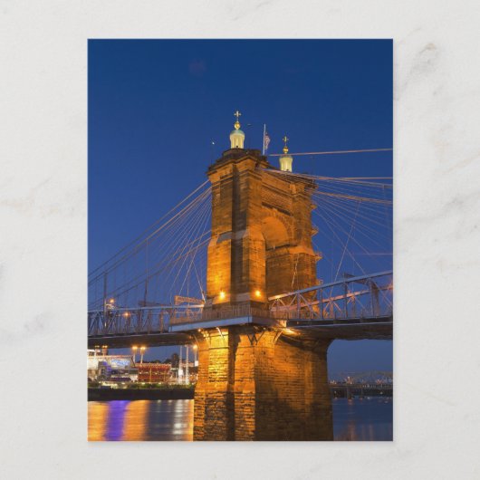 夕暮れ時の米国オハイオ州シンシナティのスカイライン ポストカード (正面)