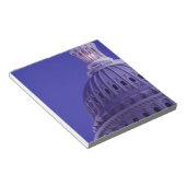 夕暮れ時の米国議会議事堂でドームに光を当てる ノートパッド (アングル)