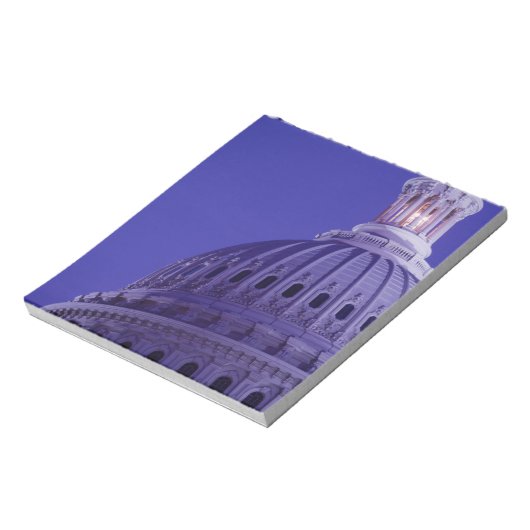 夕暮れ時の米国議会議事堂でドームに光を当てる ノートパッド (回転)