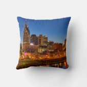 夕暮れ時の街のスカイラインの景色 クッション (裏面)