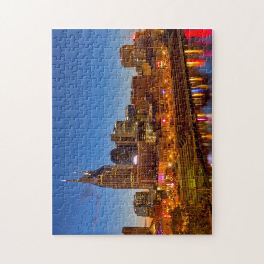 夕暮れ時の街のスカイラインの景色 ジグソーパズル (縦)