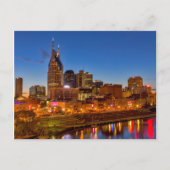 夕暮れ時の街のスカイラインの景色 ポストカード (正面)