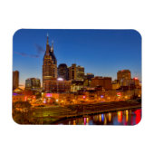 夕暮れ時の街のスカイラインの景色 マグネット (横)