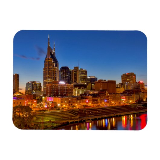 夕暮れ時の街のスカイラインの景色 マグネット (横)