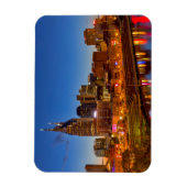 夕暮れ時の街のスカイラインの景色 マグネット (縦)