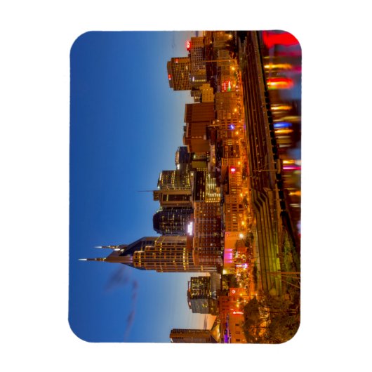 夕暮れ時の街のスカイラインの景色 マグネット (縦)