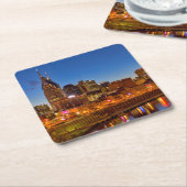 夕暮れ時の街のスカイラインの眺め スクエアペーパーコースター (アングル)