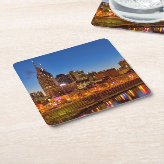 夕暮れ時の街のスカイラインの眺め スクエアペーパーコースター (アングル)